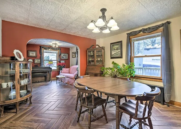 Pet-friendly W/ Deck! Bartlett