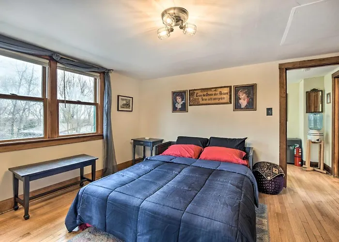 Pet-friendly W/ Deck! Bartlett