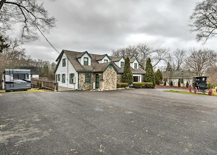 Pet-friendly W/ Deck! Holiday home
