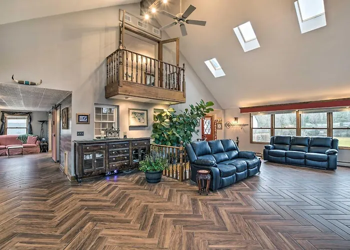 Pet-friendly W/ Deck!