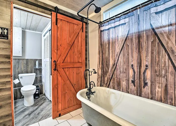 Pet-friendly W/ Deck! Holiday home *