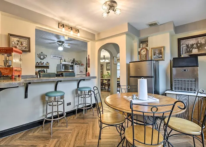 Pet-friendly W/ Deck! Holiday home