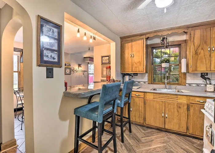Pet-friendly W/ Deck! Holiday home *