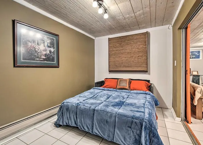 Pet-friendly W/ Deck! Holiday home *