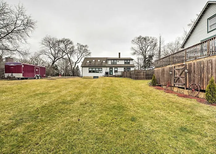 Pet-friendly W/ Deck! Holiday home *