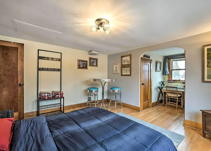 Pet-friendly W/ Deck!