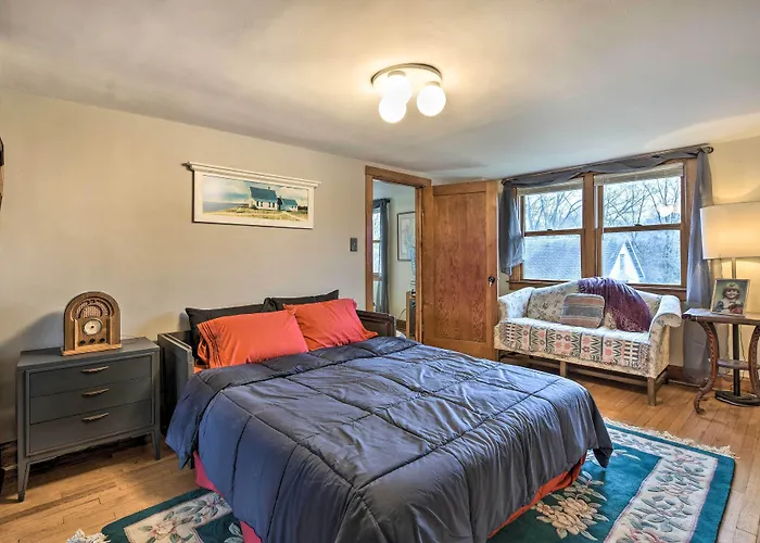 Pet-friendly W/ Deck! Bartlett