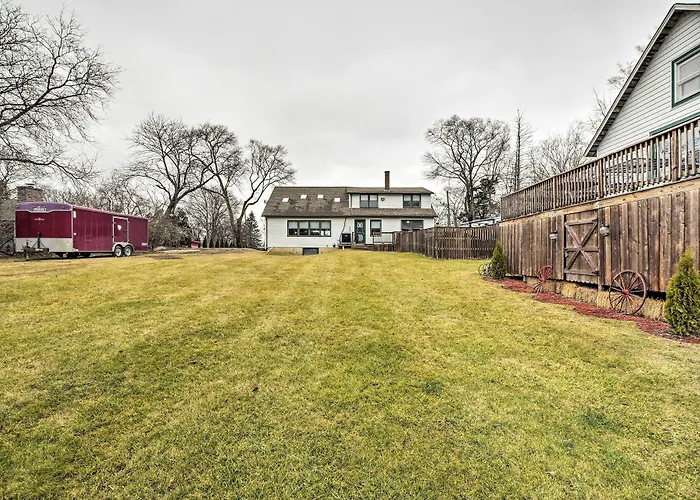 Pet-friendly W/ Deck!